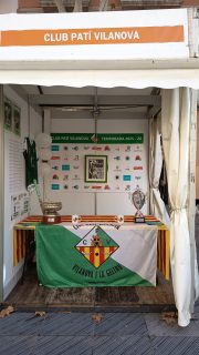 Avui divendres arrenca la Fira de Novembre de Vilanova i la Geltrú i la paradeta del Patí us espera amb els braços oberts!💚🤍

Vine a la Rambla aquest cap de setmana (divendres, dissabte i diumenge) i dóna suport al club!

🎄 Loteria de Nadal
👕 Sorteig Samarreta oficial signada pels jugadors i jugadores dels primers equips
🖋️ Cartells del 75 aniversari signats per la seva creadora @ana__2109 

Avui és el primer dia! No t’ho pensis i vine a fer-nos una visita!🫵🏻