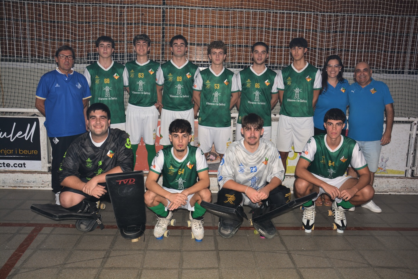 JÚNIOR A!💚🤍

Biel Robles (P) - 23
Guillem Mañas (P) - 99
Roger Rigual - 63
Leo Romero - 68
Pol Domenech - 65
Pol Fernandez - 66
Bernat Asensio - 53
Alex Pidelaserra - 54
Bruno Asensio - 69
Oriol Sanz - 64

Entrenador: Òscar Macià
Delegats: Gonzalo i Irene