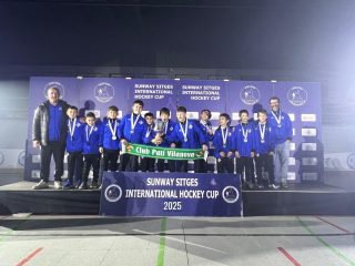 Tanquem el Sunway Sitges International Hockey Cup amb doble podi!🏆

L’Aleví i el Benjamí s’emporten la medalla de plata cap a casa. Una experiència fantàstica per tancar l’any de la millor manera: fent pinya i jugant a hoquei amb els amics de @sunwayhockeycup!

Som-hi patí!💚🤍