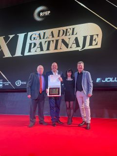 75 anys d’història premiats amb l’or!🥇

Ahir a la nit vam assistir a la XI Gala del Patinatge de la @fedpatinaje celebrada a Madrid. Una cita on el Club Patí Vilanova va ser guardonat amb la Placa d’Or, el màxim reconeixement de la federació, en commemoració del nostre 75è aniversari!