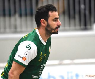 Gràcies Joan!💚🤍
Amb el final de temporada dels primers equips obrim el capítol de baixes per la temporada vinent amb la ja coneguda retirada de l’hoquei del Joan Vázquez.
Des del Patí volem agrair-li que hagi jugat la seva última temporada a Casernes i ens hagi permès gaudir del gran jugador que és.
Ha estat un plaer compartir aquest any amb tu, ets un gran dins i fora la pista.
Et desitgem el millor en aquesta nova etapa!
📸 @gmchercoles