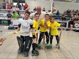 GRÀCIES PER FER-HO POSSIBLE!🏆
Quin gran matí d’hoquei vam viure dissabte al Pavelló de les Casernes!💚
Volem donar les gràcies immenses a tots els jugadors, porters, famílies i aficionats que vau confiar en nosaltres per gaudir d’aquesta primera edició del Torneig 3x3 i per fer que l’ambient a la grada fos espectacular des del primer fins a l’últim minut. Sense vosaltres no hauria estat el mateix! 🙌
Aquí teniu el quadre d’honor (llisqueu per veure les fotos dels protagonistes 📸👉):
PREBENJAMÍ
🥇 Campions: Los Dalton
🥈 Subcampions: Macarenos
BENJAMÍ
🥇 Campions: Socarrats
🥈 Subcampions: Llum, Foc, Destrucció
ALEVÍ
🥇 Campions: Tecnik
🥈 Subcampions: Pibes 3.0
INFANTIL
🥇 Campions: Stickjun
🥈 Subcampions: Perlitas
Enhorabona als guanyadors i a tots els equips participants pel gran nivell mostrat i per l’esportivitat!
Ja estem pensant en la pròxima edició. Ens veiem ben aviat a la pista!💚🤍