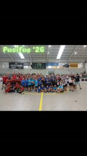 💚🤍 PASÍFAE 2026! 🏑
Arribem al final d’una edició molt especial del Torneig Internacional Pasífae i només podem dir una cosa: GRÀCIES! 🙌
👏 Gràcies a tots els equips participants per haver compartit amb nosaltres aquests dies d’hoquei, competició, esforç i, sobretot, esportivitat. Heu fet de Les Casernes una autèntica festa de l’hoquei!
👨👩👧👦 Gràcies a totes les famílies que heu vingut, animat des de la grada, acompanyat els jugadors i jugadores i heu fet possible que el torneig es visqués amb tanta energia.
💪 I un agraïment immens a tots els voluntaris i voluntàries que, de manera desinteressada, heu estat al peu del canó durant tot el torneig. Sense vosaltres, res d’això seria possible.
🏑 Tres dies, centenars de jugadors i jugadores, molts partits i infinitat de moments que ens quedaran per al record.
💚 75 anys d’història del Club Patí Vilanova i una 8a edició del Pasífae que ja forma part de la nostra història.
Gràcies per fer-ho possible. Gràcies per formar part de la família Pasífae.
Ens veiem a la pista! 🏑💚🤍